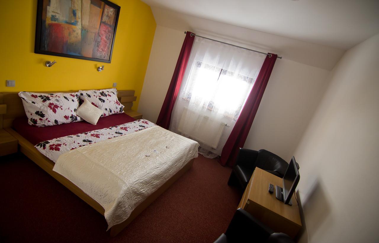 Hotel Algar โอปาวา ภายนอก รูปภาพ